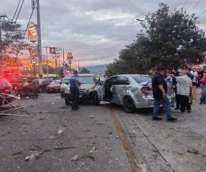 Un aparatoso accidente vial provocó severos daños en al menos seis vehículos en el bulevar Suyapa de Tegucigalpa, capital de Honduras. Estas son las primeras imágenes.