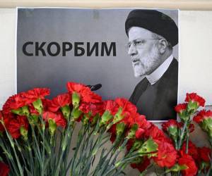 Como homenaje, dejan flores a la embajada iraní para rendir homenaje al presidente de Irán, Ebrahim Raisi