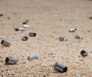 Al menos 15 casquillos de balas quedaron esparcidos en el suelo.