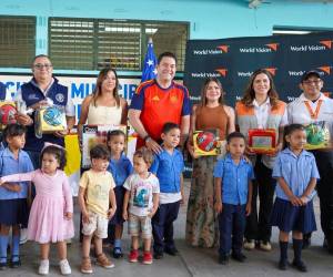 El alcalde del Distrito Central Juan Diego Zelaya junto a las autoridades que forman la alianza en beneficio de los centros infantiles en la ciudad.