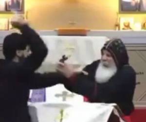 El sujeto se dirigió al estrado del predicador para proceder a atacarlo con un cuchillo.