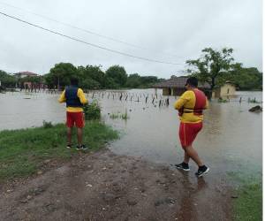 Al fondo una vivienda bajo agua en EL Cubulero, Alianza, Valle. Esto fue ayer tras el desbordamietno del Río Goascorán.
