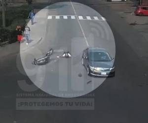 El joven, que sufrió serias lesiones en sus extremidades, fue atendido rápidamente por una ambulancia del 911, aunque su estado de salud actual se desconoce.