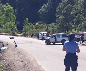 El cuerpo del joven quedó tendido a la orilla del pavimento, mientras que la motocicleta en la que se conducía estaba en medio de la carretera.