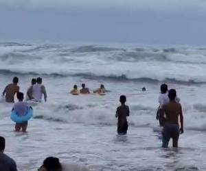 El menor desapareció mientras nadaba en las aguas del mar en Tela.