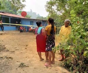 La policía se encuentra en el lugar para realizar las investigaciones de la triple muerte de las féminas. Se desconocen los motivos de la masacre.