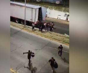 Migrantes logran escapar de un tráiler abandonado en Oaxaca, México.