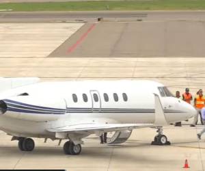 <b>La aeronave que trasladaba al expresidente Juan Orlando Hernández aterrizó este domingo en el Aeropuerto Internacional Palmerola, donde era esperado por su esposa Ana García, sus hijos Isabella, Daniela y Juan Orlando Hernández, además de su madre, doña Elvira, y otros familiares.</b>