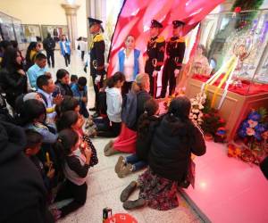 De rodillas, grandes y pequeños llegan a la Basílica para rendir honor a la Virgen de Suyapa en el 277 aniversario de su hallazgo. Estas son las imágenes a horas que se lleve a cabo la esperada alborada.