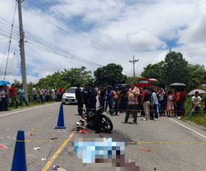 El cadáver del joven quedó tendido en el pavimento tras chocar con un autobús en Copán.