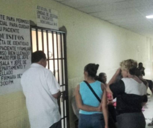 En esta oficina, se revisará el documento proporcionado por el médico y se extenderá el permiso especial que autoriza al familiar a permanecer junto al enfermo para cuidarlo.