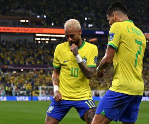 Neymar Jr. y Lucas Paquetá celebran el segundo gol de la canarinha frente a Corea del Sur.
