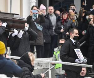 Miles de simpatizantes del opositor ruso Alexéi Navalny se concentraron este viernes para rendirle homenaje en una iglesia de Moscú antes de su funeral, pese al riesgo de ser detenidos.