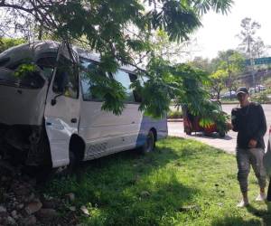 Aquí se detuvo el autobús tras perder el control.