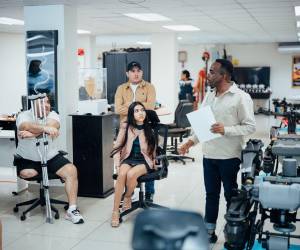 Beneficiarios durante pruebas de movilidad en una reunión con el ministro Luther Castillo Harry y personal técnico.