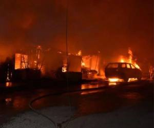 Las autoridades locales están llevando a cabo una investigación para determinar las causas del incendio, que además de cobrar una vida humana, dejó daños materiales considerables en la zona afectada.