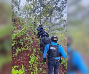 Miembros de la Policía Nacional encontraron los cuerpos de los jóvenes en un lugar montañoso al que solo se llega caminando durante varias horas.