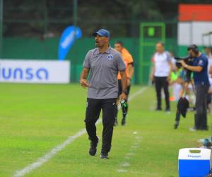 El técnico de las Águilas estuvo dando indicaciones a los suyos durante todo el partido.