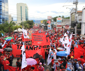 La marcha inició en Casa Presidencial y terminó en los bajos del Congreso Nacional, donde la presidenta, Xiomara Castro, aseguró que permanecerían en vigilia.