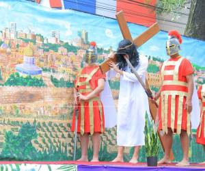 San Pedro Sula revivió este Viernes Santo las 14 estaciones del sufrimiento y amor de Jesús a través del tradicional viacrucis organizado por la Catedral San Pedro Apóstol. Con la participación de miles de fieles, las calles sampedranas se convirtieron en escenario de 14 momentos de reflexión, oración y profunda devoción.