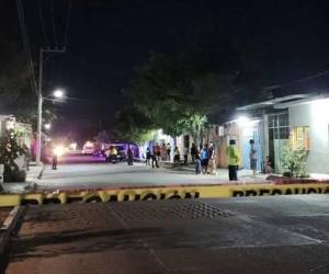 El sujeto atacó a la hondureña con un arma blanca y al entrar en conciencia sobre su crimen, se lanzó del segundo piso de la habitación en su intento de escape.