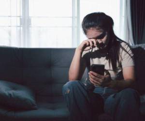 Una noticia falsa puede desaparecer con un desmentido, pero la emoción que provocó puede permanecer. Psicólogos explican cómo la desinformación puede afectar la salud mental y cómo evitar que el exceso de información genere malestar.
