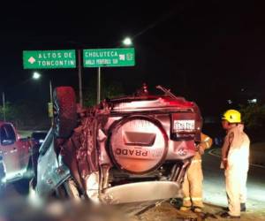 Dos adolescentes perdieron la vida la noche del sábado 9 de mayo, luego de sufrir un aparatoso accidente vehicular en el anillo periférico, a la altura del intercambio que conduce hacia el aeropuerto Toncontín, en Tegucigalpa.