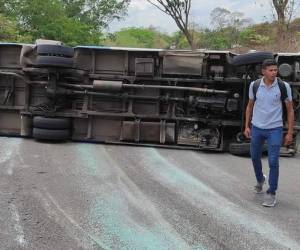 Varios heridos tras volcamiento de bus en San Francisco de La Paz