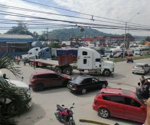 Se recomienda a los conductores tomar rutas alternas para evitar el congestionamiento en la zona afectada.