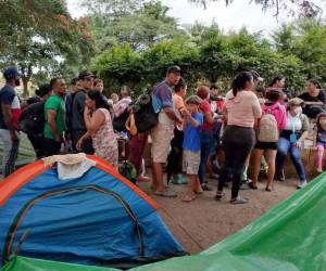 Danlí sigue inundado de migrantes de paso. En el Monumento a la Madre no cabe una persona más en espera de un salvoconducto.