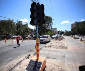 Por este punto pasarán los conductores que quieren evitar el paso por la rotonda del bulevar Juan Pablo II, donde se realiza la construcción de un paso elevado. Esta es una ruta alterna recién habilitada.