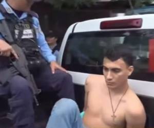 Un joven fue capturado en su propia vivienda, ubicada en el barrio Barandillas de San Pedro Sula, luego de dejar gravemente herida a su pareja durante una discusión.