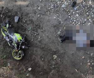 El cuerpo del joven, que murió debido a los golpes, quedó en los bajos del puente cerca de la motocicleta.