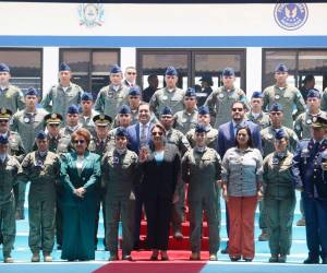 La Fuerza Aérea Hondureña realizó la conmemoración de sus 93 aniversario en una solemne ceremonia que contó con la presencia de la presidenta de Honduras Xiomara Castro y otras autoridades de gobierno. El evento estuvo marcado por discursos donde se destacaba las funciones de la institución, reconocimientos y espectáculos de aeronaves. A continuación los detalles.
