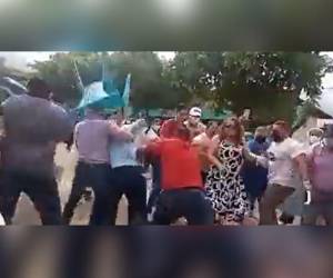 Palos y hasta sillas se lanzaron colectivos de Libre.