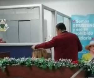 En el video que fue compartido en Twitter se ve a Trochez grabando algo con su celular ante el reclamo de al menos dos empleados.