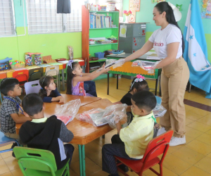 Hermosas sonrisas se dibujaron en el rostro de los niños al recibir su kit escolar.