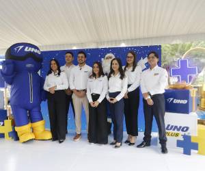 Representantes de UNO y Pronto presentan “La primera estación hacia la Navidad”, una promoción que busca premiar la preferencia de los hondureños con cuatro vehículos Toyota Corolla Cross y premios al instante a través de la aplicación UNO Plus.