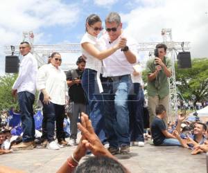 Juan Orlando Hernández volvió a bailar al ritmo de Juan Fogón, una de las canciones más representativas de sus campañas políticas, durante el acto realizado en la Finca Rocío tras su regreso a Honduras, donde estuvo acompañado por su familia y cientos de simpatizantes nacionalistas.