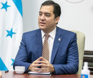 Zelaya manifestó que Calix decidió irse del Partido Libre y refugiarse en el Partido Liberal.