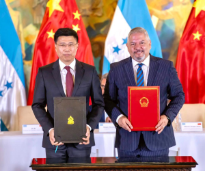 A un año de relaciones, el canciller Reina realzó los lazos de cooperación con China.