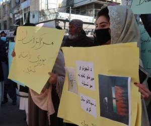 El gobierno talibán prohibió a las mujeres trabajar en el sector humanitario.