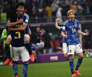 Rostros de alegría e incredulidad en las caras de los futbolistas japoneses luego de la victoria sobre España.
