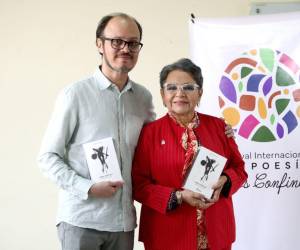 Anarella Vélez Osejo, viuda del poeta Rigoberto Paredes, recibió la antología que reúne la obra completa del poeta, y que fue publicada por la Editorial Universitaria de la UNAH.