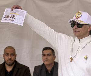 Petro vota por última vez como presidente de Colombia y asegura una transición “sin un segundo de más”
