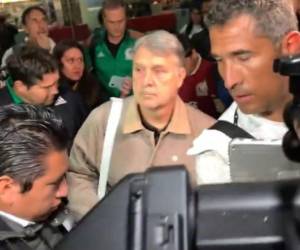 Gerardo “Tata” Martino regresó este domingo a México, siendo recibido por una enfurecida afición que le reclamó por la eliminación en fase de grupos.