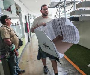 Algunos de los centros de votación más importantes de las elecciones generales de Perú, por la cantidad de electores que concentran, están experimentando retrasos para instalar las mesas y recibir votantes, en algunos casos por la falta de material electoral.