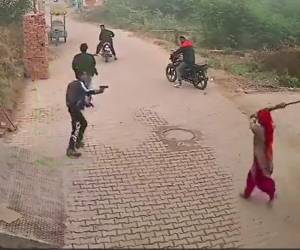 Una mujer irrumpió durante tiroteo en Haryana, India.