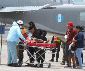 Los menores restantes que sufrieron quemaduras por el voraz incendio fueron recibidos por personal de la Cruz Roja Hondureña en la base aérea Hernán Acosta Mejía.