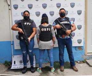 La jovencita fue mostrada de espalda, por ser menor de edad, tras haberla ubicado en compañía de su novio.